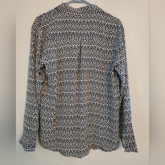 NWT Sarah John Navy and White Print blouse. Size L. Beautiful button up. - Picture 7 of 7